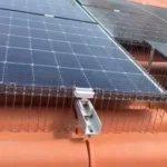 protetou de painel solar instalado em telhado
